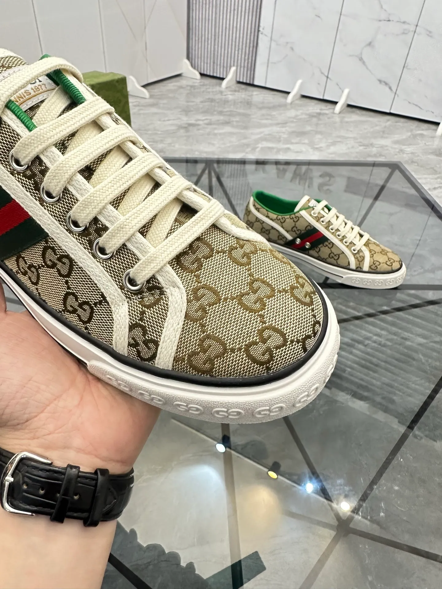 Men's shoes: 💰P360¥ Product trademark: Gucci* "Gucci*" low-cut casual shoes Regular size: 38-44 (can be customized to 45.46.) Product materials: Original material from the upper counter, breathable lining, original outsole. Number: 661